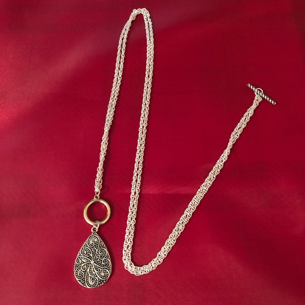 Silver Tone Necklace With Pendant